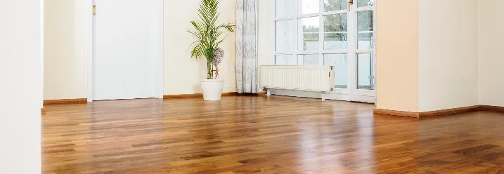 Leerer Raum mit Parkettboden